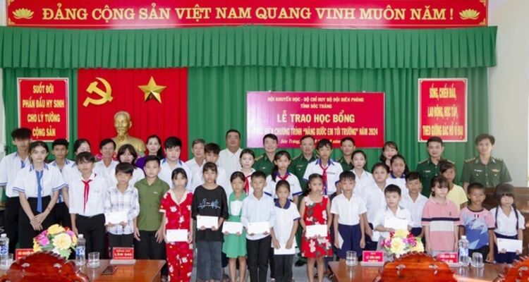 BĐBP Sóc Trăng: Trao 200 suất học bổng cho học sinh nghèo biên giới biển