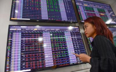 VN-Index lùi về 1.240 điểm