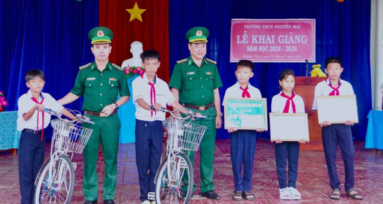 BĐBP Cà Mau: Đồng hành cùng các em học sinh biên giới đến trường