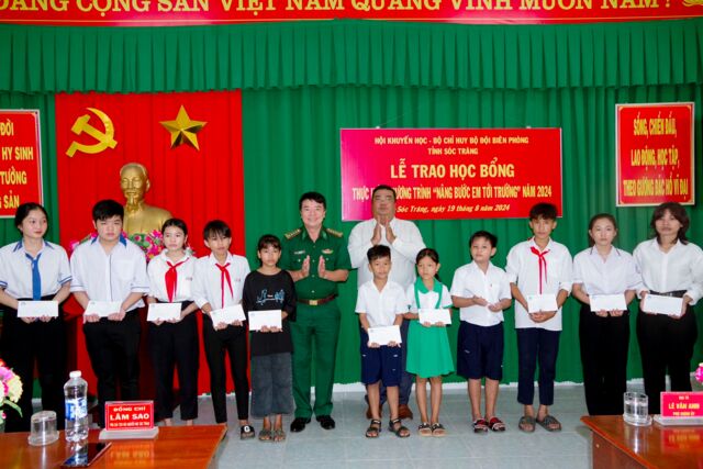 BĐBP Sóc Trăng: Trao 200 suất học bổng cho học sinh nghèo biên giới biển- Ảnh 5.