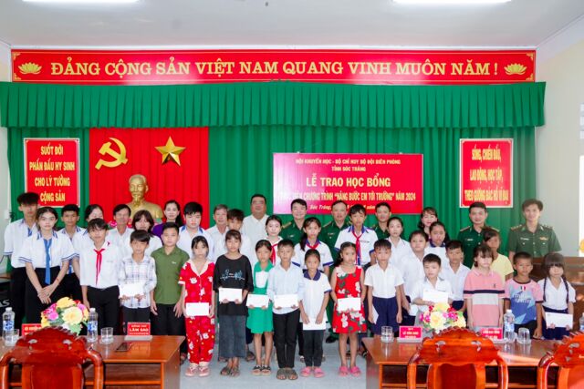 BĐBP Sóc Trăng: Trao 200 suất học bổng cho học sinh nghèo biên giới biển- Ảnh 3.