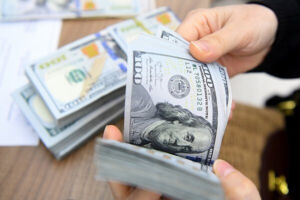 Tỷ giá USD ngày 8/1: Tỷ giá trung tâm tiếp tục giảm nhẹ