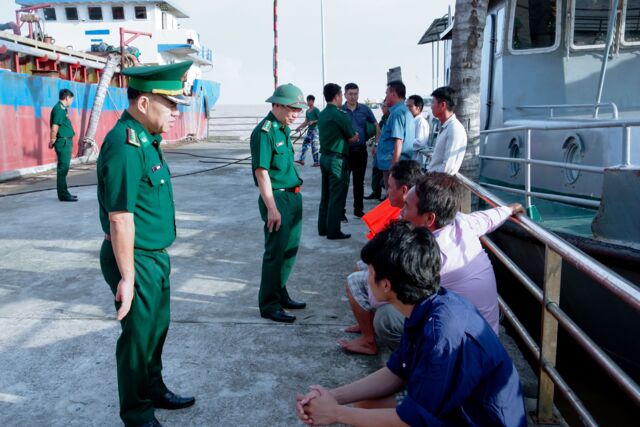 BĐBP Sóc Trăng: Hải đội 2 cứu 6 thuyền viên vào bờ an toàn- Ảnh 5.