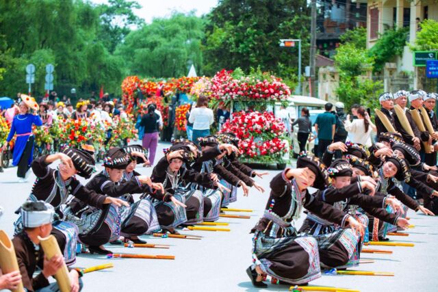 Lên Fansipan để ngắm "Triệu đóa hồng tình yêu" dịp nghỉ lễ 30/4 - 1/5- Ảnh 3.