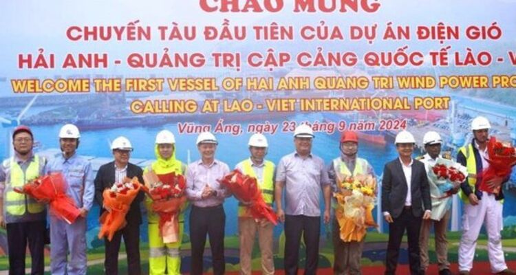 Lần đầu tiên cảng Vũng Áng đón tàu chở thiết bị điện gió