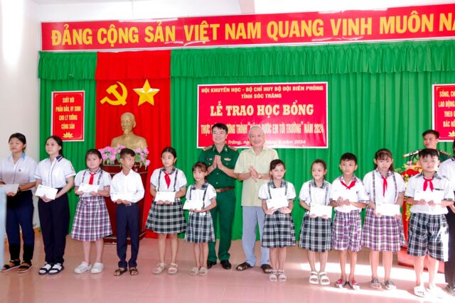 BĐBP Sóc Trăng: Trao 200 suất học bổng cho học sinh nghèo biên giới biển- Ảnh 1.