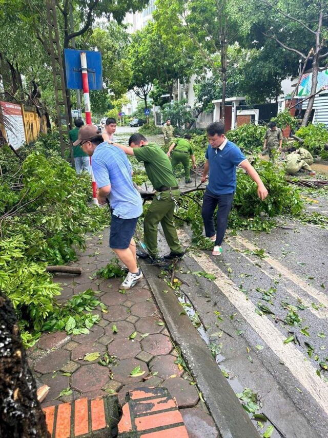 Công an quận Nam Từ Liêm khẩn trương khắc phục hậu quả sau bão YAGI- Ảnh 5.