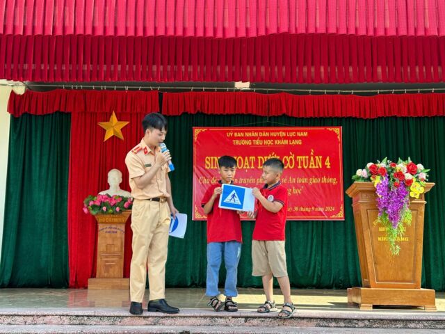 Công an huyện Lục Nam: Tăng cường các biện pháp bảo đảm ATGT đối với học sinh- Ảnh 5.