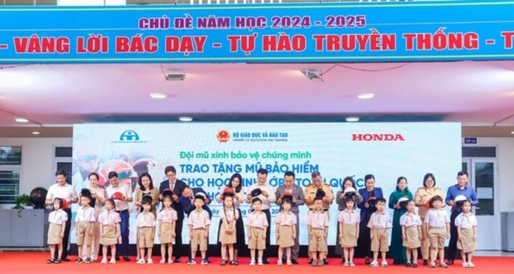 Honda Việt Nam tặng mũ bảo hiểm cho học sinh lớp 1 toàn quốc