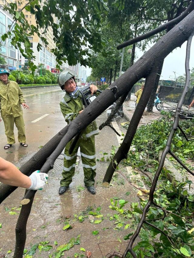 Công an quận Nam Từ Liêm khẩn trương khắc phục hậu quả sau bão YAGI- Ảnh 6.