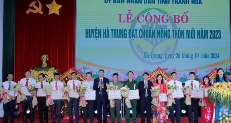 Thanh Hóa: Công bố huyện Hà Trung đạt chuẩn nông thôn mới