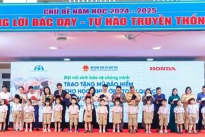 Honda Việt Nam tặng mũ bảo hiểm cho học sinh lớp 1 toàn quốc