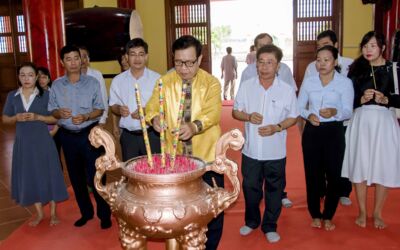 Kiên Giang: Nghệ nhân Trương Đình Chiếu trao tặng bộ đàn đá làm từ đá núi lửa