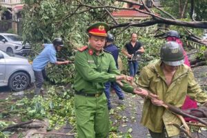 Công an quận Nam Từ Liêm khẩn trương khắc phục hậu quả sau bão YAGI