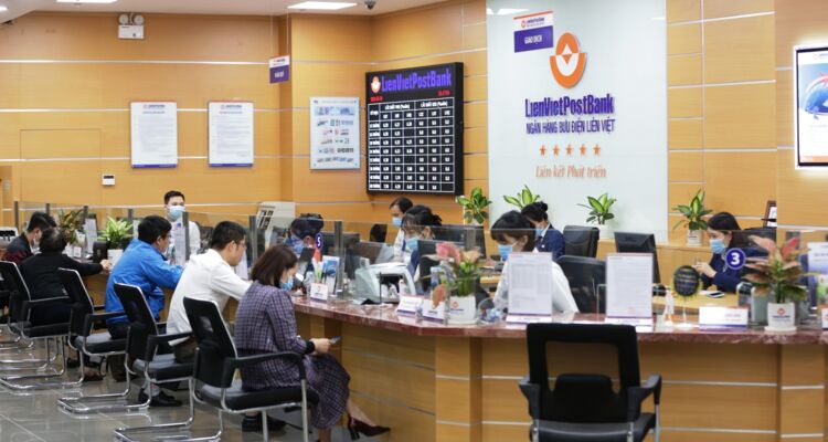 Em trai Phó Tổng giám đốc LienVietPostBank bán toàn bộ cổ phiếu LPB