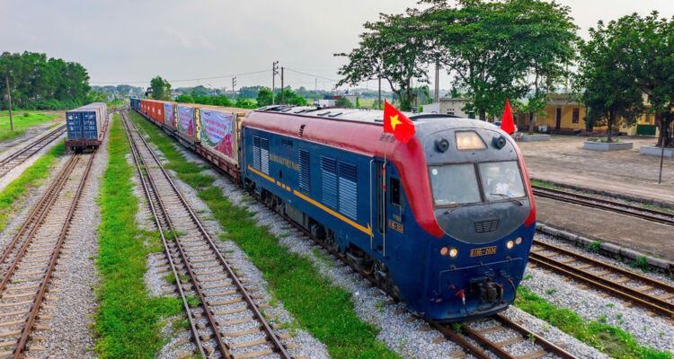 Hàng không, đường sắt, đường bộ chung tay hỗ trợ người dân vùng bão