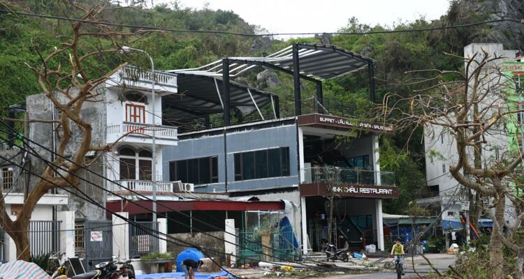 Phố trung tâm đảo Cát Bà tan nát trong 'cối xay' siêu bão Yagi