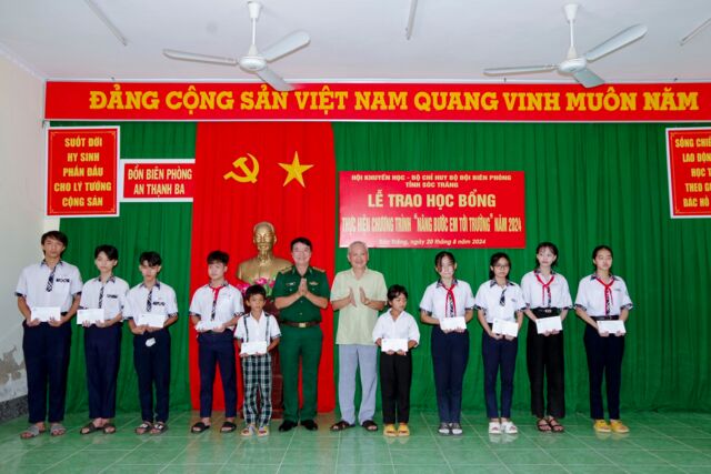 BĐBP Sóc Trăng: Trao 200 suất học bổng cho học sinh nghèo biên giới biển- Ảnh 4.