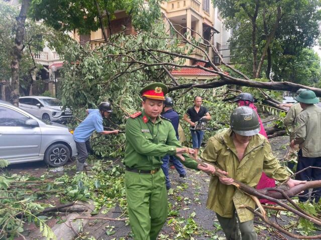 Công an quận Nam Từ Liêm khẩn trương khắc phục hậu quả sau bão YAGI- Ảnh 2.