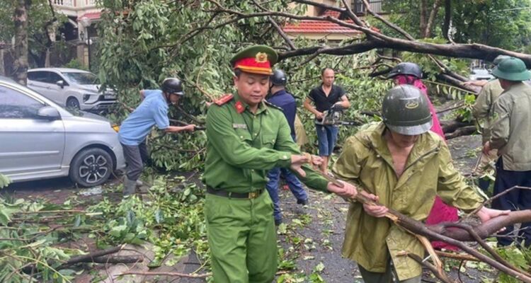 Công an quận Nam Từ Liêm khẩn trương khắc phục hậu quả sau bão YAGI