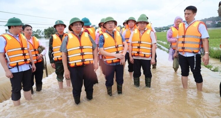 Thủ tướng chỉ đạo bảo đảm an toàn đê điều, hồ đập, triển khai phương tiện, kể cả trực thăng, hỗ trợ người dân