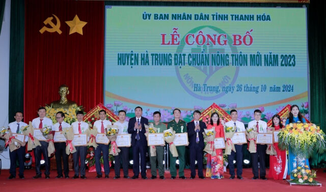 Thanh Hóa: Công bố huyện Hà Trung đạt chuẩn nông thôn mới- Ảnh 2.