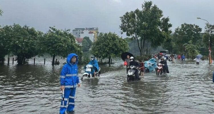 Hà Nội hạn chế phương tiện qua đường 70 đoạn Hà Đông do ngập sâu