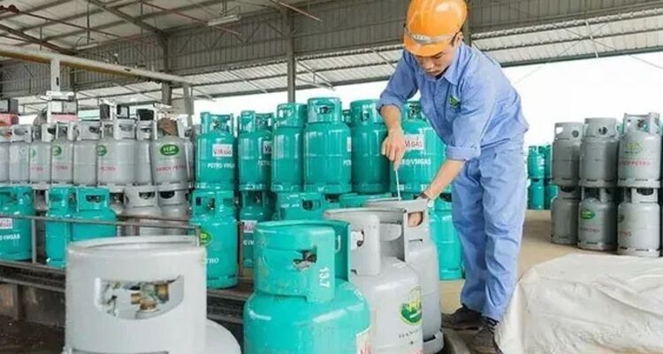 Giá gas bán lẻ trong nước tăng tháng thứ tư