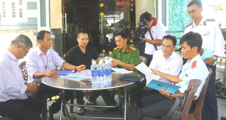 Vụ cửa hàng bị tố "tuồn" thịt bẩn ra thị trường: Kiểm tra 2 cơ sở giết mổ gia súc ở Hậu Giang