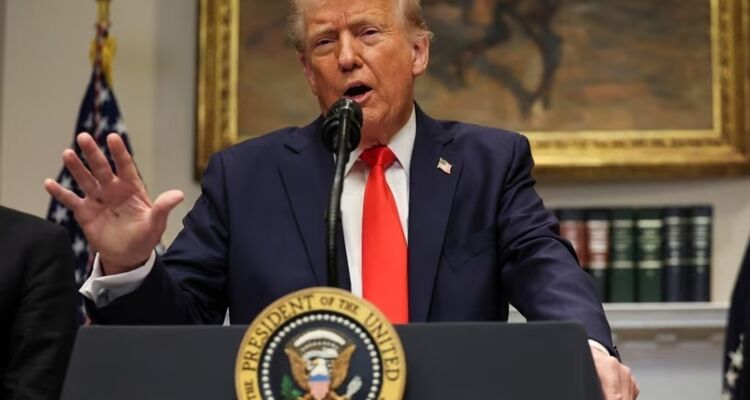 TT Trump áp thuế với Mexico và Canada, chứng khoán Mỹ 'đỏ lửa'