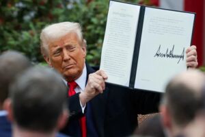 TT Trump chính thức đóng 'lỗ hổng' với hàng nhập khẩu giá rẻ từ Trung Quốc