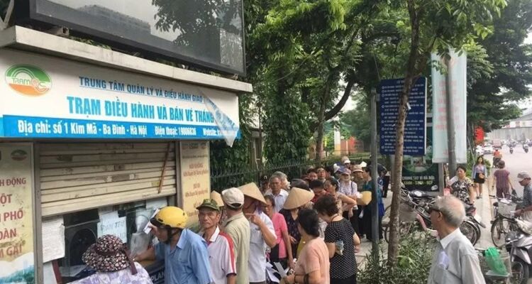 Hà Nội: Người cao tuổi, người có công sử dụng thẻ xe buýt miễn phí không thời hạn