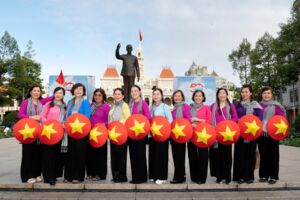 Người dân tại TPHCM rộn ràng chào đón kỷ niệm 50 năm thống nhất đất nước